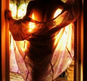 Благословляю жінку, 
що на світанку відслонить
Вікна в твоєму домі.
Її вимита шкіра ряхтітиме...